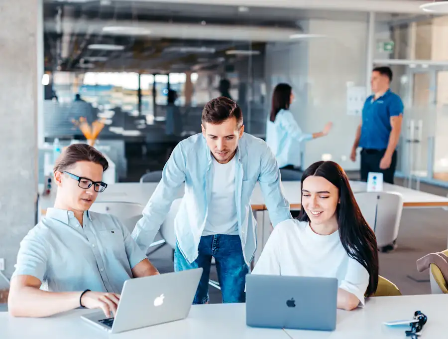 Equipo colaborando en una oficina moderna
